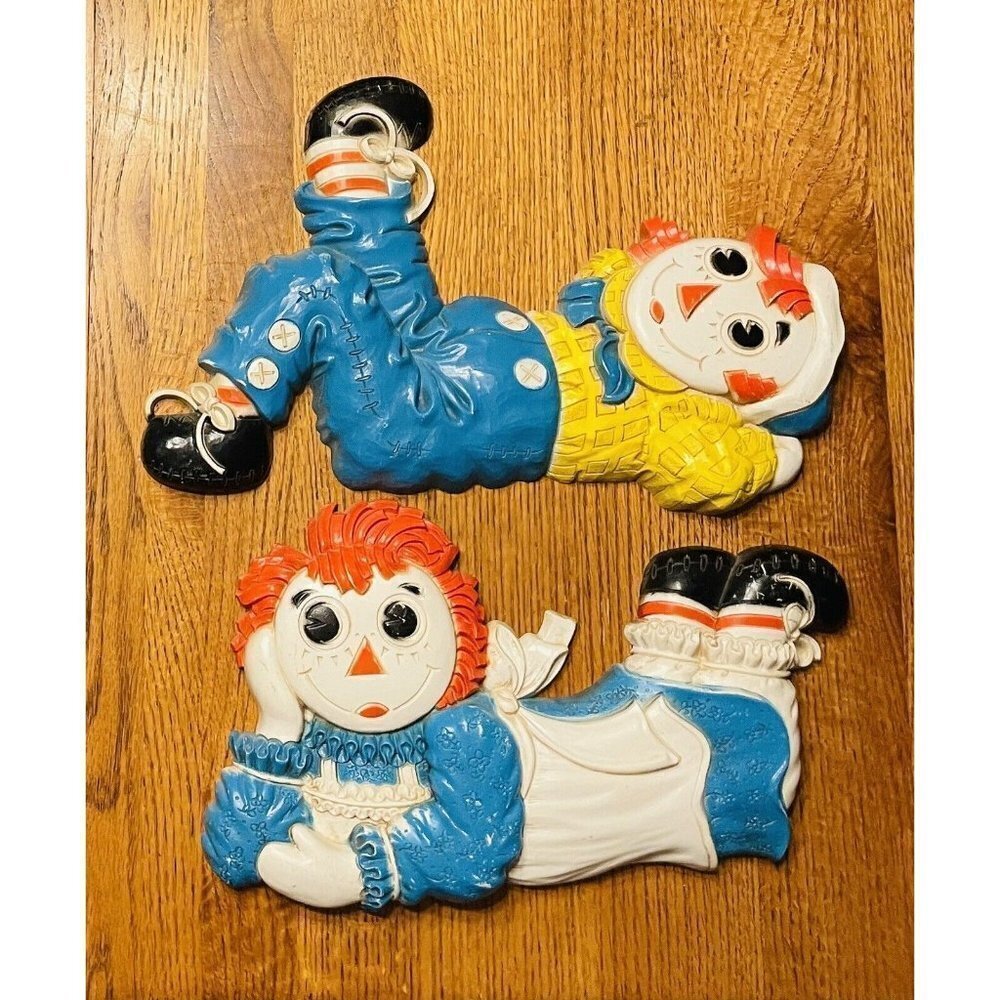Vintage 1977 Raggedy Anne & Andy Plastic Wall Decor The Bobbs Merrill Dart Hang